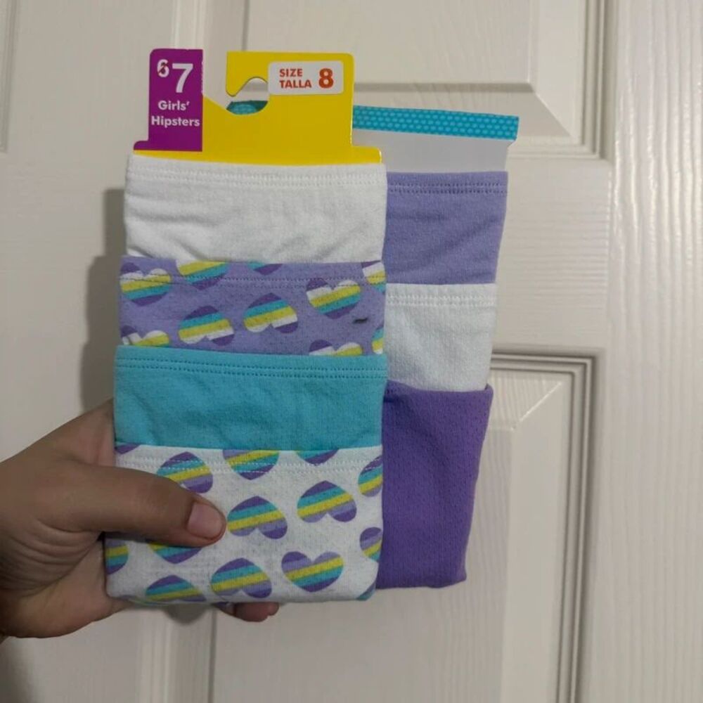 New without complete original packaging girls hipsters size 8